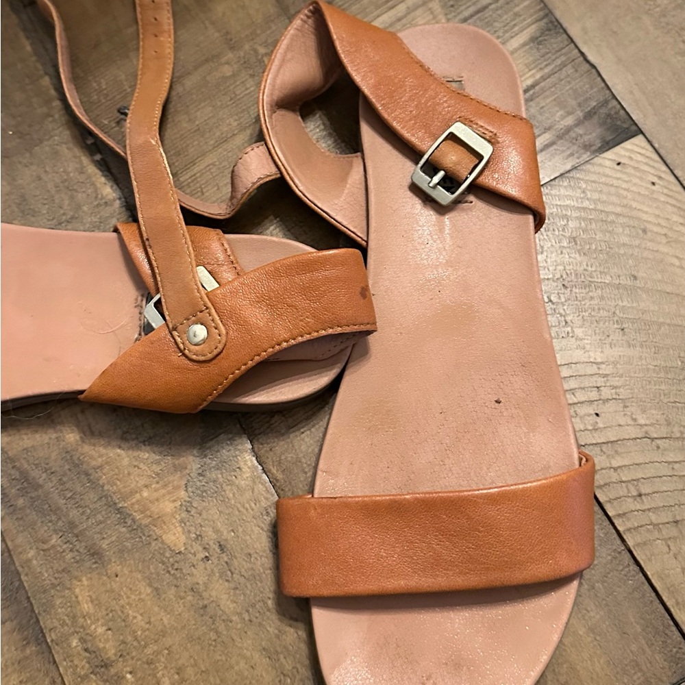 Women’s flat sandal